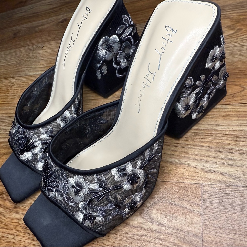 Betsey Johnson Roo Black slip on heel floral embroidered square - Picture 4 of 7